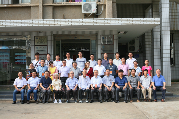 1536745729629911.jpg 60周年校庆数学院校友合影_副本.jpg