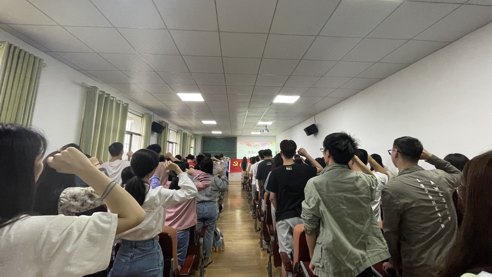 1653448554868324.jpg 20220524毕业生党员主题教育活动3 重温入党誓词.jpg