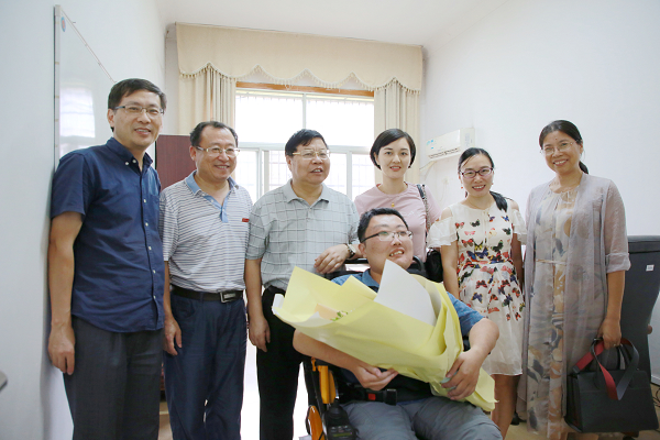 1536806483528179.jpg 20180907-校领导慰问杜宇-处理后.jpg